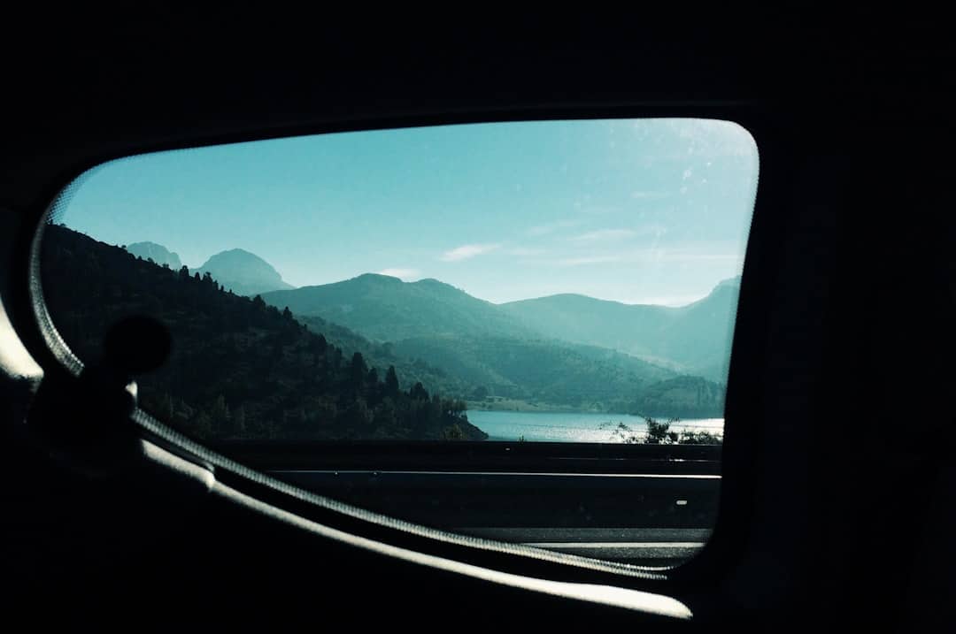 découvrez la beauté majestueuse des montagnes, un paysage fascinant où la nature se révèle dans toute sa grandeur. explorez des sommets impressionnants, des sentiers de randonnée pittoresques et une faune diversifiée qui font des montagnes une destination incontournable pour les amoureux de l'aventure et de la sérénité.