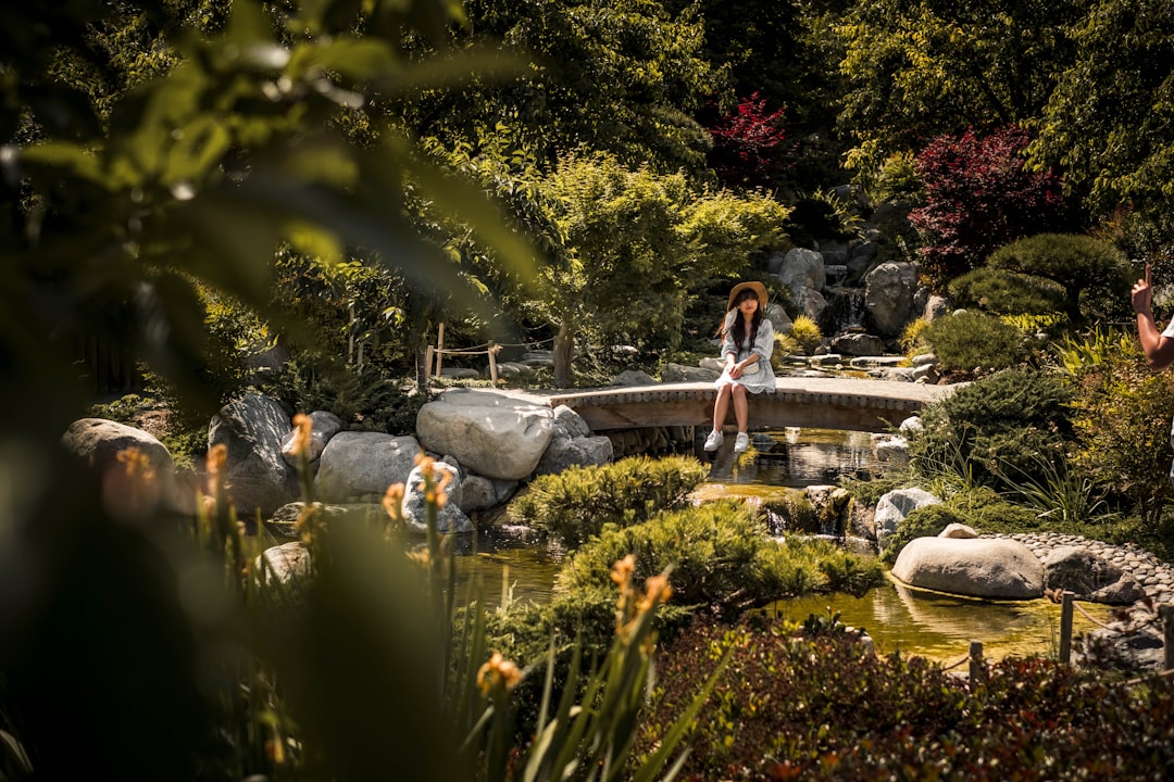 découvrez un havre de paix avec notre jardin tranquille, un espace conçu pour la relaxation et la sérénité. profitez d'une ambiance apaisante, entourée de verdure et de fleurs, idéale pour échapper au stress quotidien.