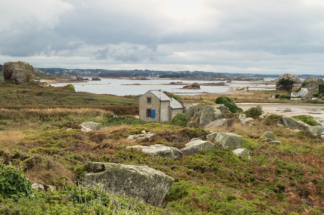 découvrez le charme intemporel d'une maison en pierre, alliant authenticité et confort moderne. parfaite pour ceux qui souhaitent vivre dans un cadre naturel tout en bénéficiant de toutes les commodités contemporaines.