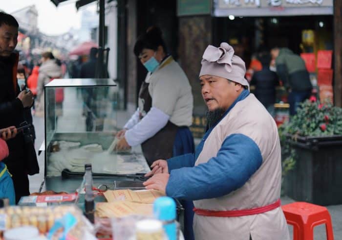 découvrez l'univers savoureux de la street food ! une expérience culinaire unique mêlant traditions et modernité, où chaque plat raconte une histoire. goûtez à des délices authentiques préparés par des chefs de rue passionnés, tout en explorant les saveurs du monde. parfait pour les gourmets en quête d'aventures gustatives !