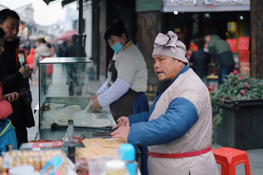 découvrez l'univers savoureux de la street food ! une expérience culinaire unique mêlant traditions et modernité, où chaque plat raconte une histoire. goûtez à des délices authentiques préparés par des chefs de rue passionnés, tout en explorant les saveurs du monde. parfait pour les gourmets en quête d'aventures gustatives !